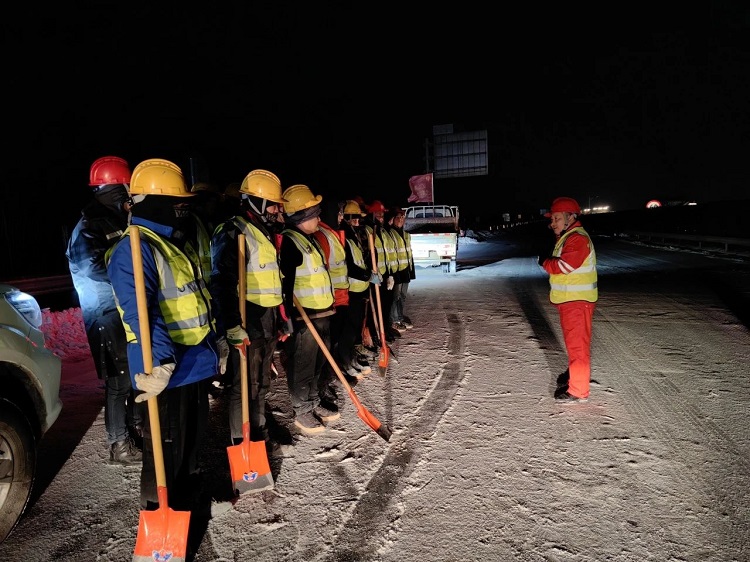 闻令而动，再战冰雪！路桥铁军奋战湖北除雪抗灾最前沿