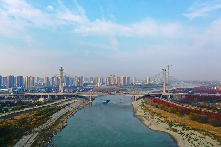 奋战四季度㉓ | 川桥飞越汉江水，畅通南北大动脉 ——京港澳高速公路湖北段扩容改造项目汉江特大桥顺利合龙